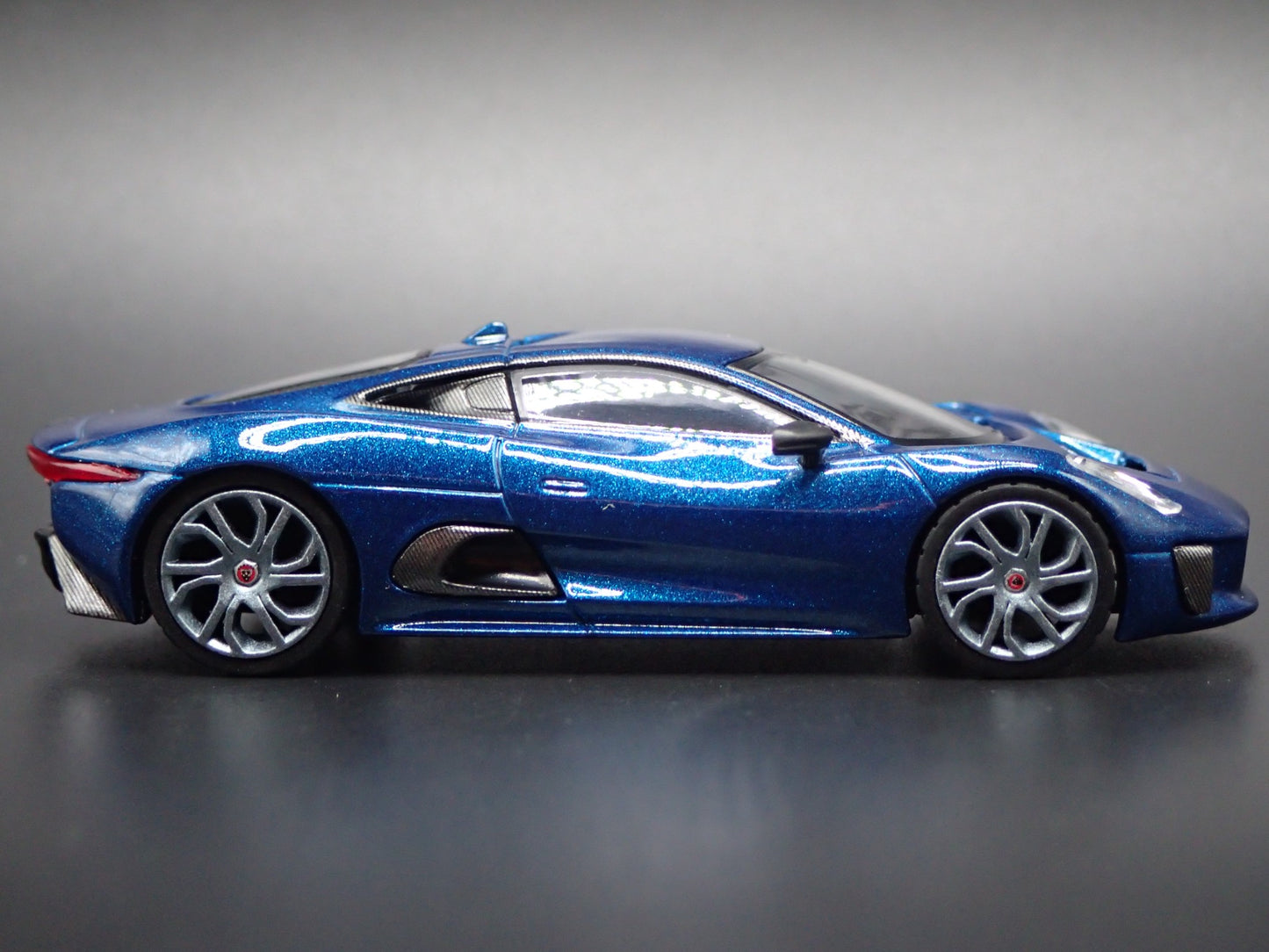 2010-2013 JAGUAR C-X75 BLUE 1:64 SCALE COLLECTIBLE DIORAMA DIECAST MODEL CAR