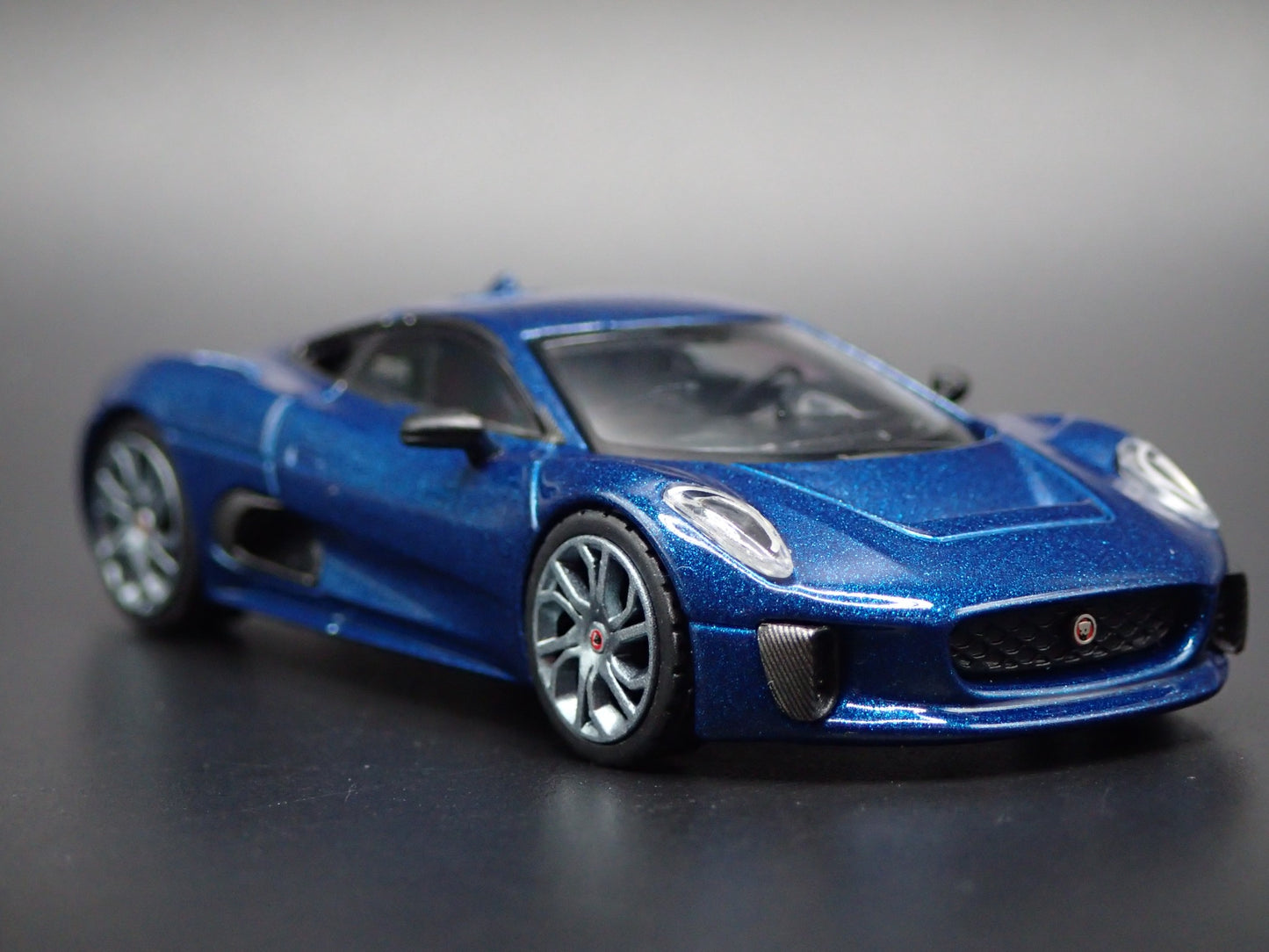 2010-2013 JAGUAR C-X75 BLUE 1:64 SCALE COLLECTIBLE DIORAMA DIECAST MODEL CAR