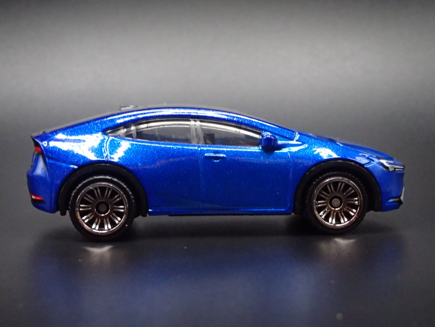 2023-2025 TOYOTA PRIUS PRIME 1/64 SCALE COLLECTIBLE DIORAMA DIECAST MODEL CAR