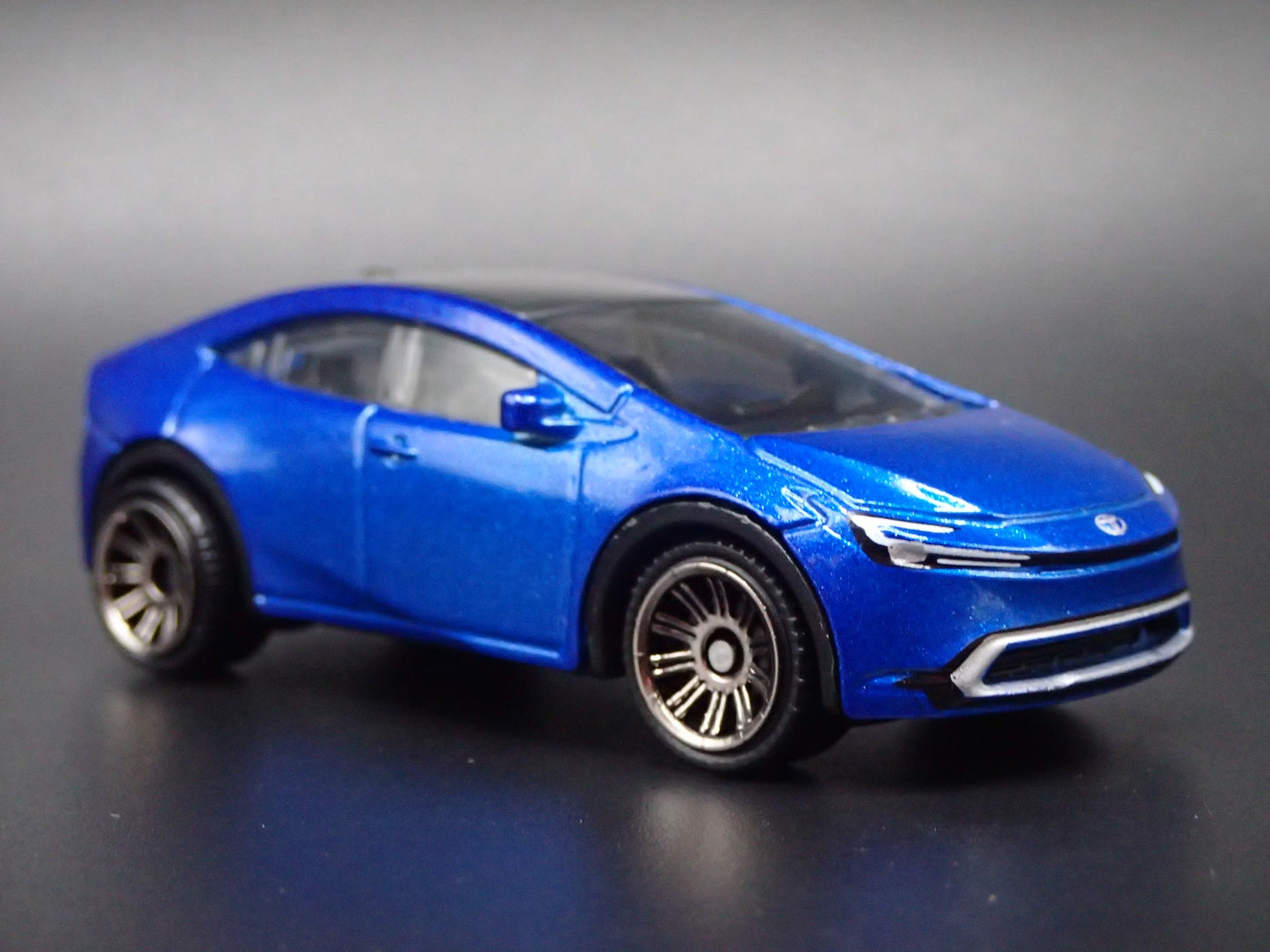 2023-2025 TOYOTA PRIUS PRIME 1/64 SCALE COLLECTIBLE DIORAMA DIECAST MODEL CAR