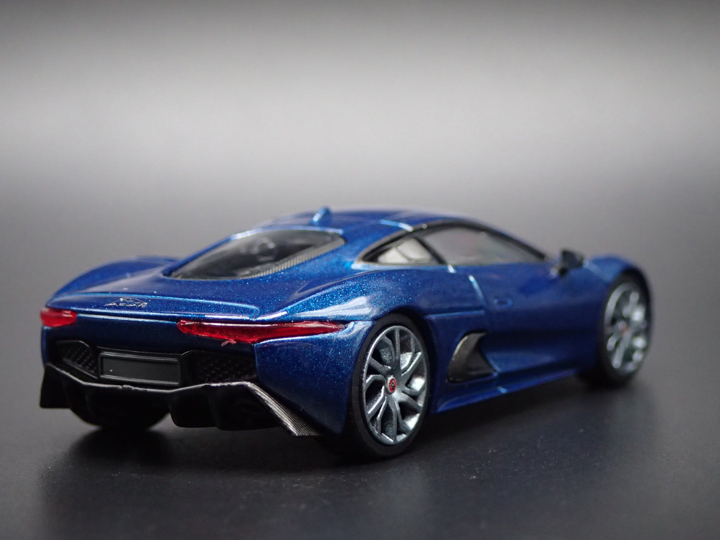 2010-2013 JAGUAR C-X75 BLUE 1:64 SCALE COLLECTIBLE DIORAMA DIECAST MODEL CAR