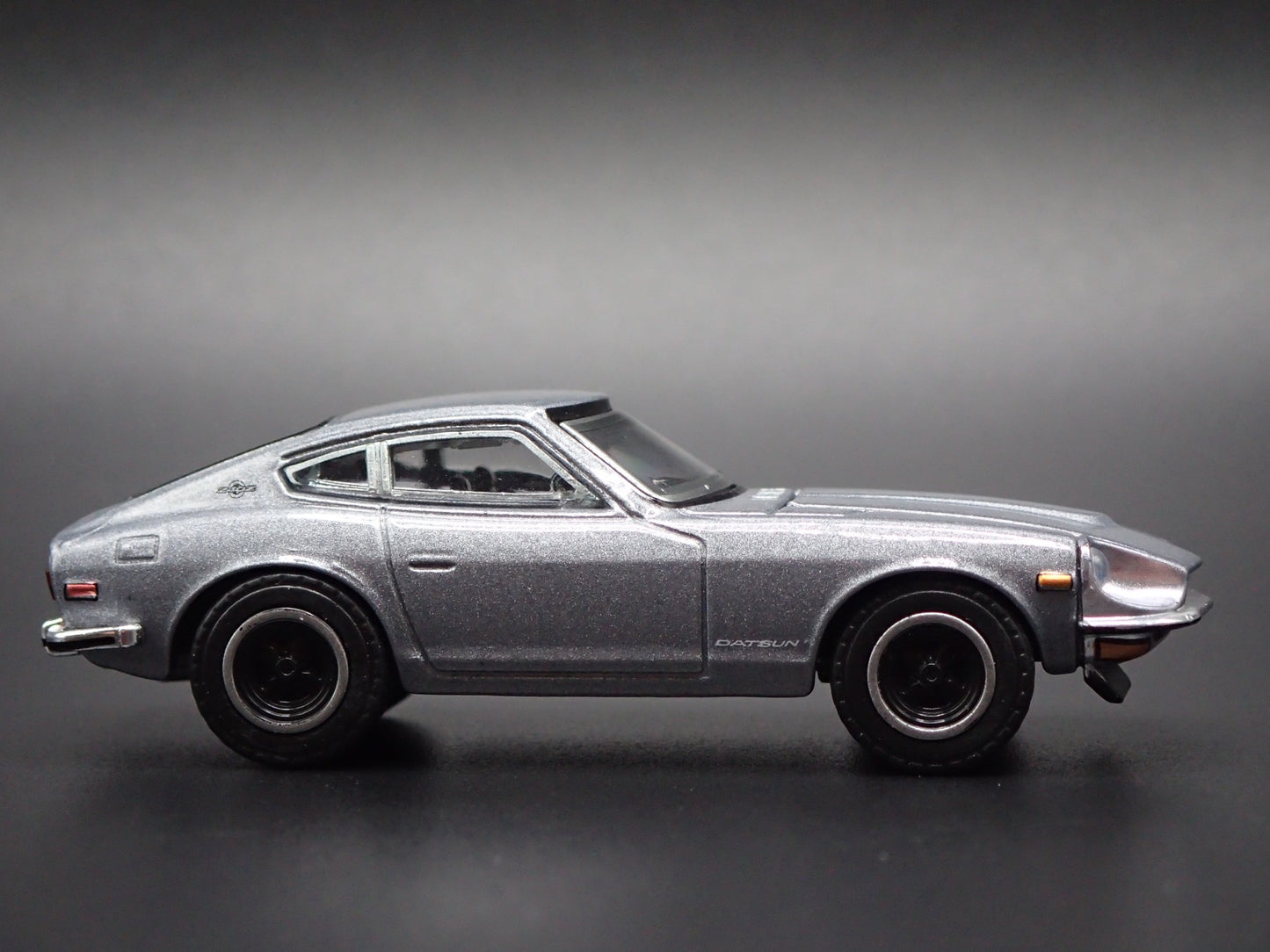 1970-1973 DATSUN 240Z GRAY 1:64 SCALE COLLECTIBLE DIORAMA DIECAST MODEL CAR