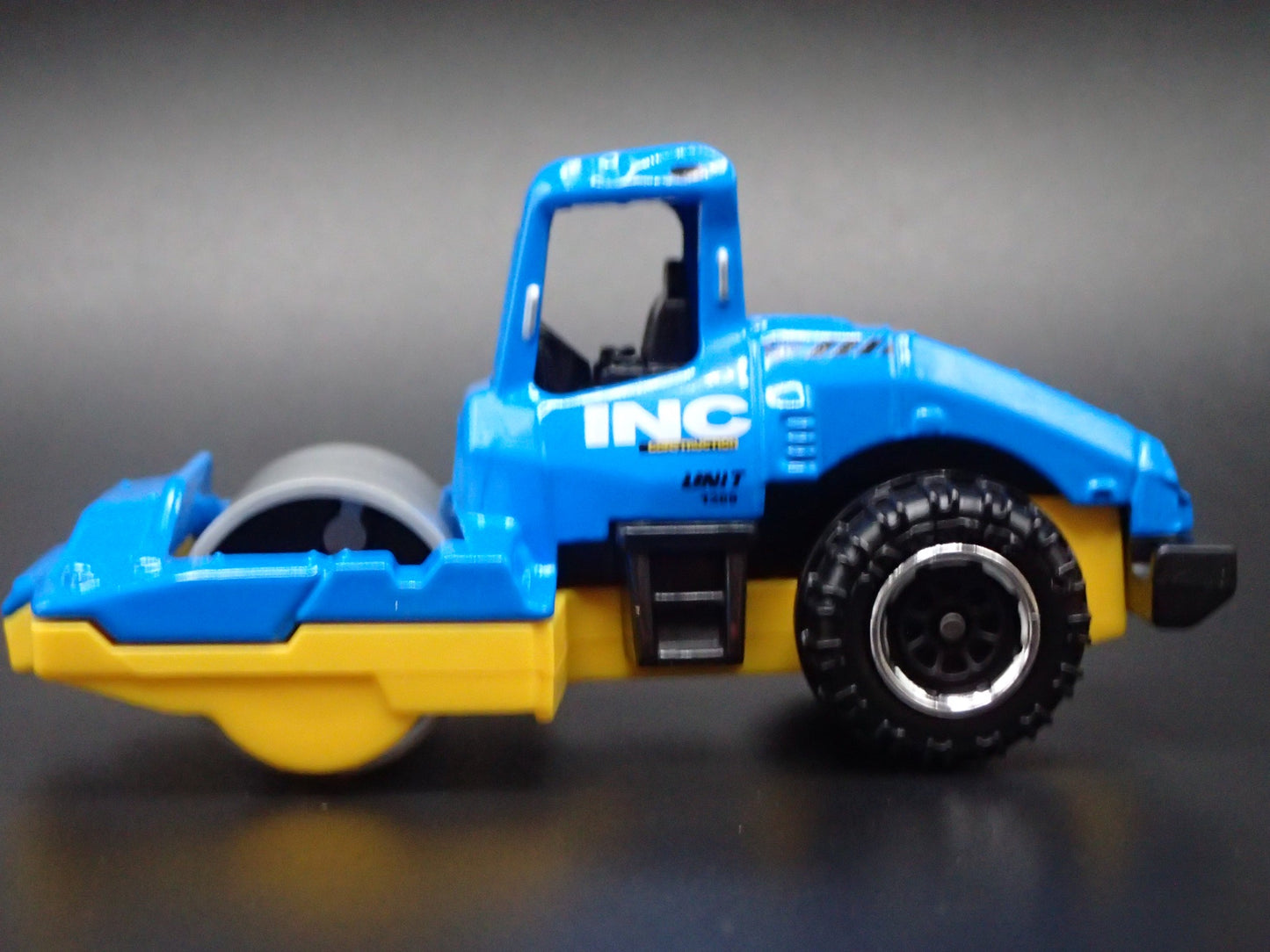 CONSTRUCTION ROAD ROLLER BLUE 1:64 SCALE COLLECTIBLE DIORAMA DIECAST MODEL CAR