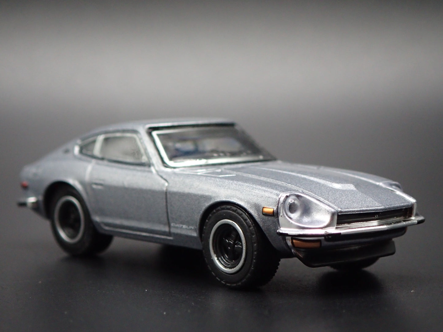 1970-1973 DATSUN 240Z GRAY 1:64 SCALE COLLECTIBLE DIORAMA DIECAST MODEL CAR