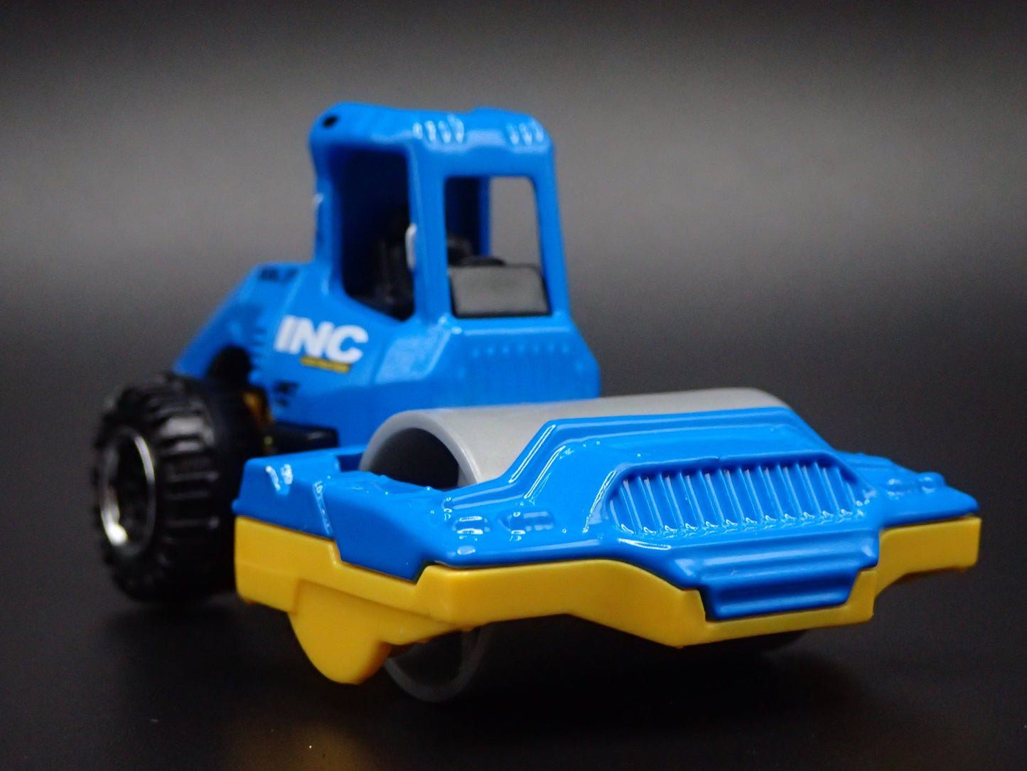 CONSTRUCTION ROAD ROLLER BLUE 1:64 SCALE COLLECTIBLE DIORAMA DIECAST MODEL CAR