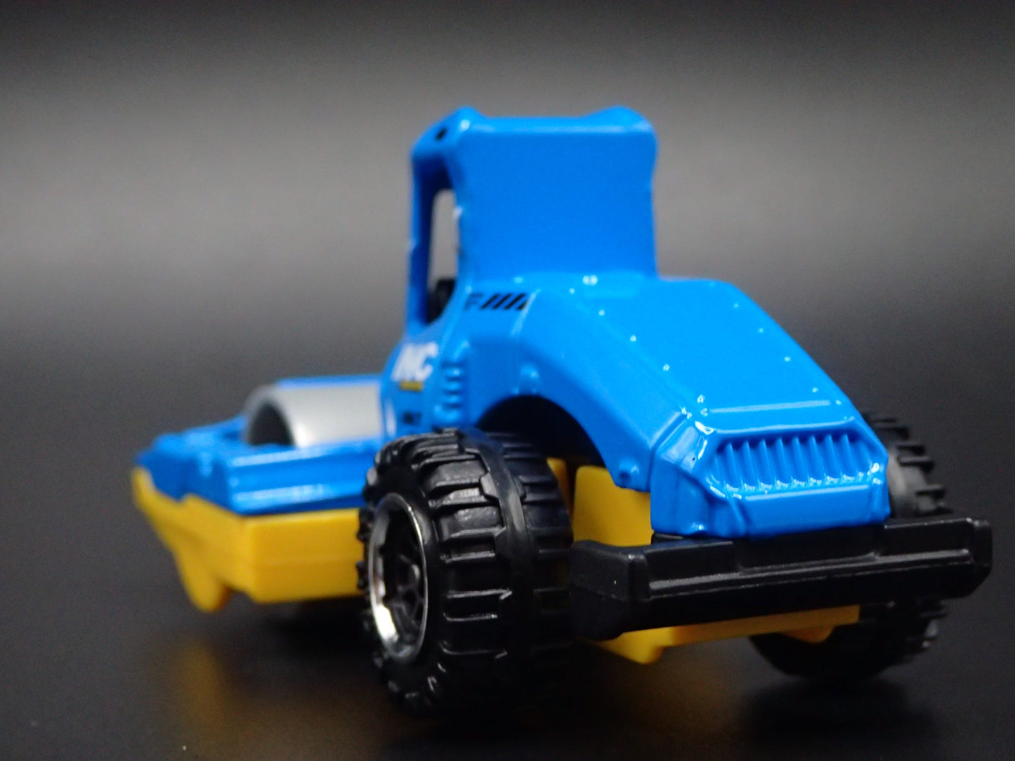 CONSTRUCTION ROAD ROLLER BLUE 1:64 SCALE COLLECTIBLE DIORAMA DIECAST MODEL CAR