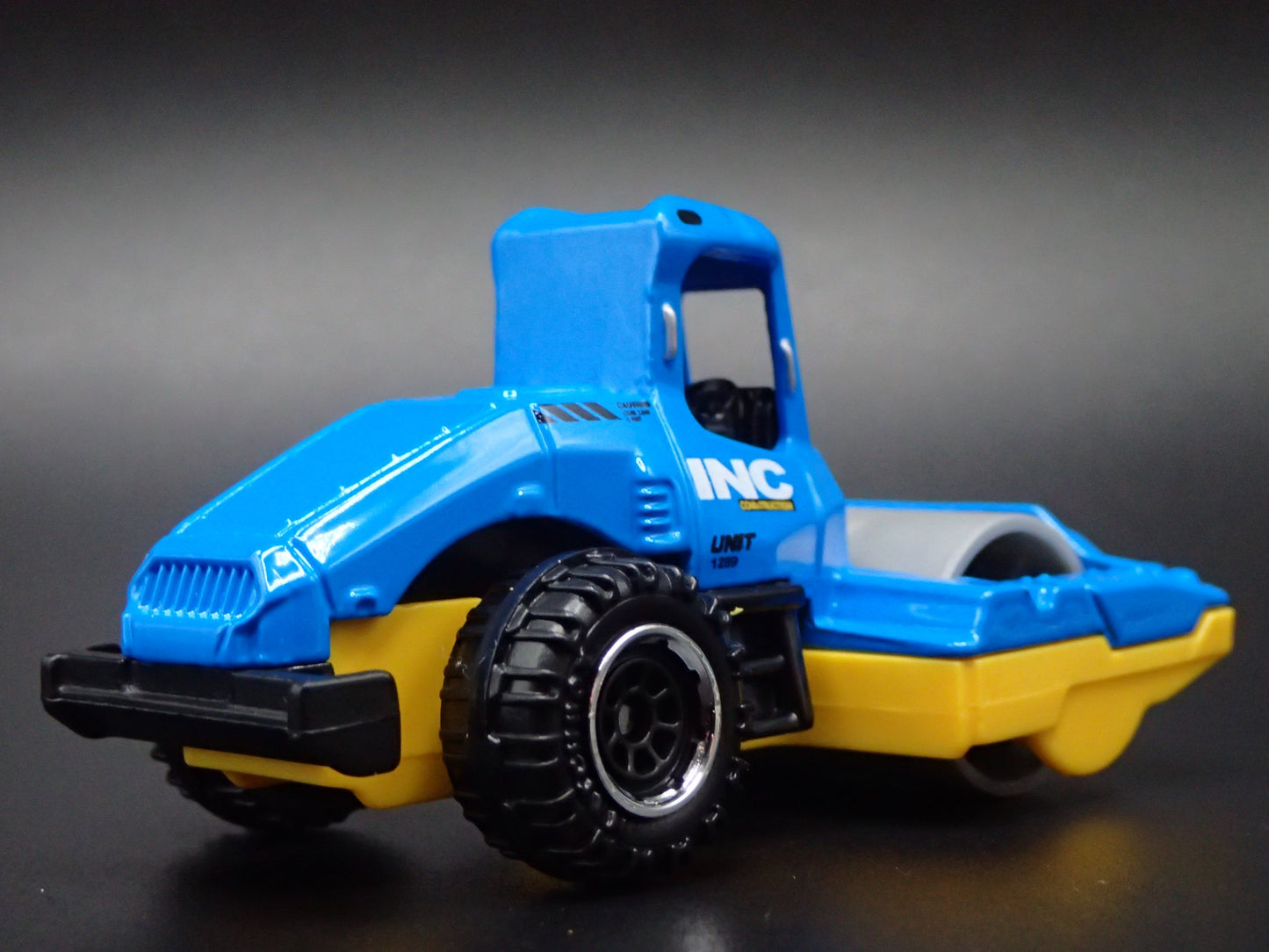 CONSTRUCTION ROAD ROLLER BLUE 1:64 SCALE COLLECTIBLE DIORAMA DIECAST MODEL CAR