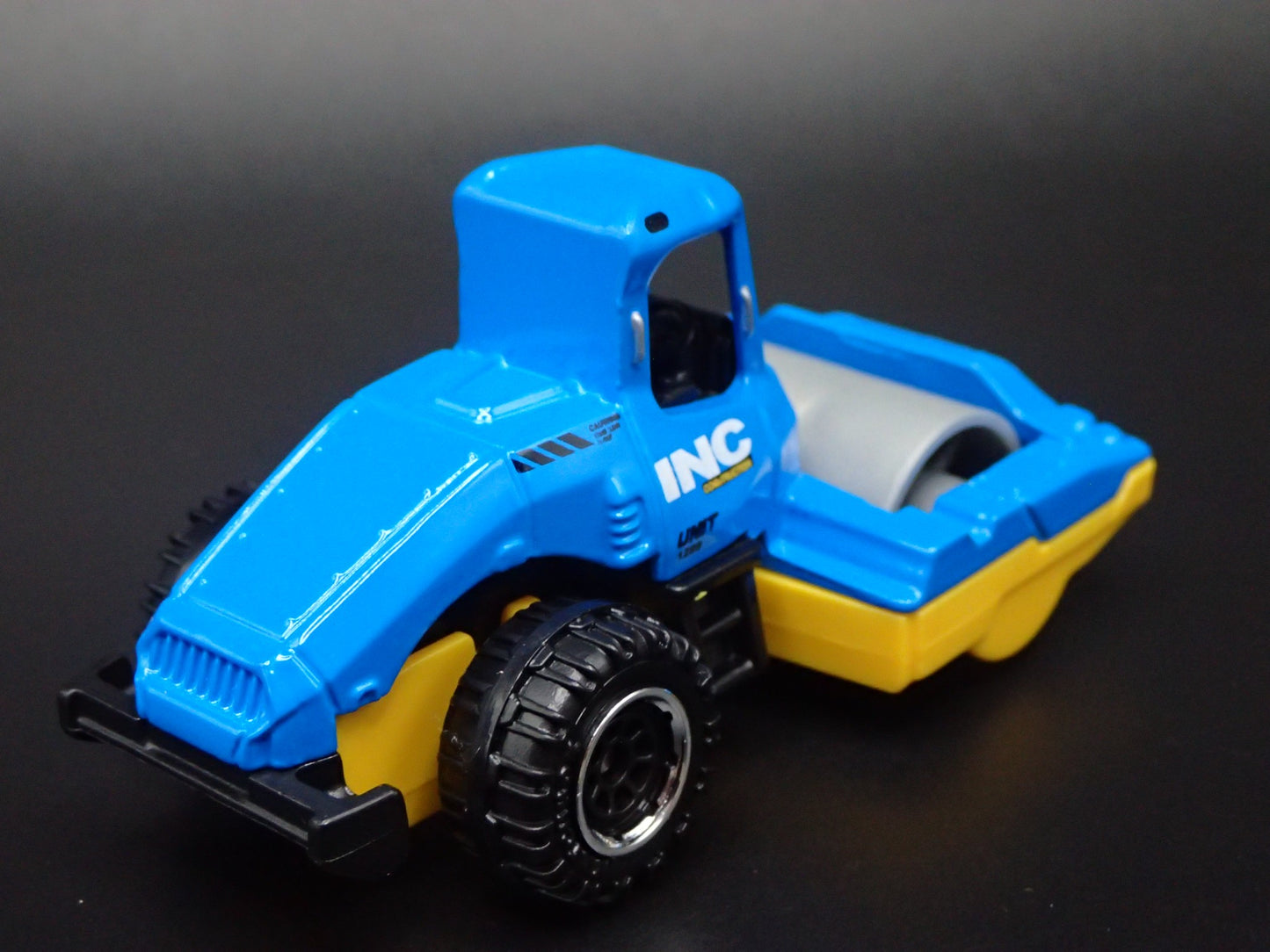 CONSTRUCTION ROAD ROLLER BLUE 1:64 SCALE COLLECTIBLE DIORAMA DIECAST MODEL CAR