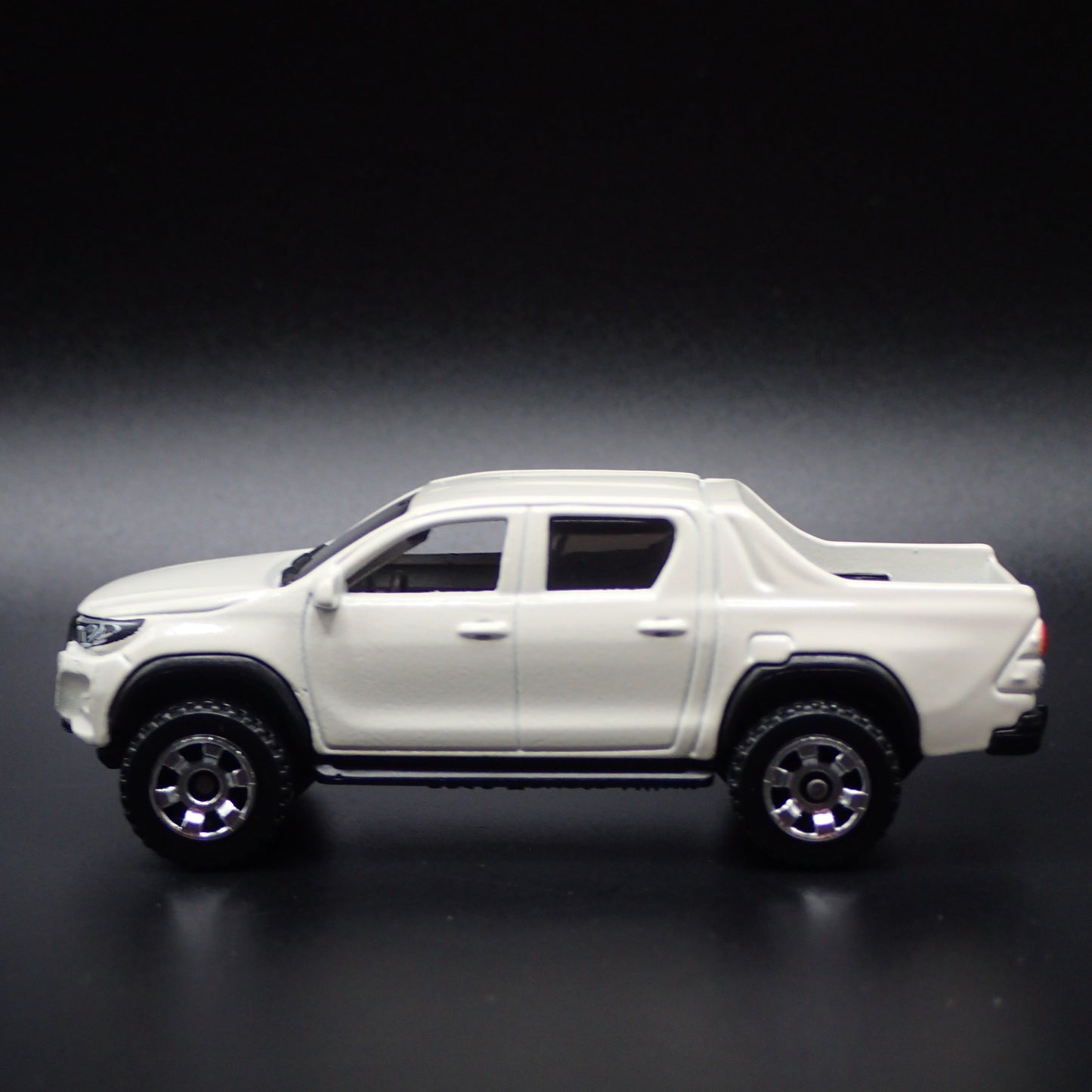2015-2025 TOYOTA HILUX PICKUP TRUCK WHITE 1/64 SCALE DIORAMA DIECAST MODEL CAR