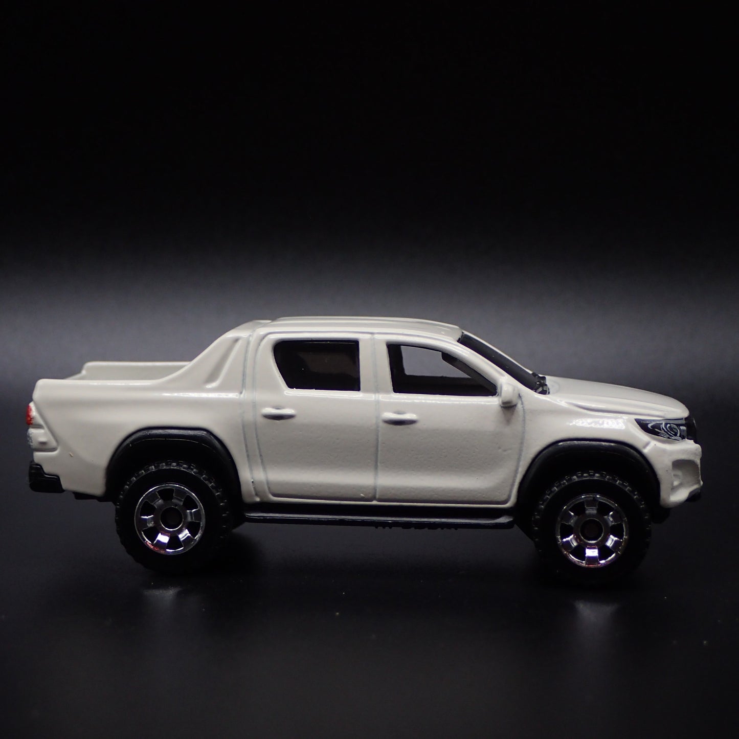 2015-2025 TOYOTA HILUX PICKUP TRUCK WHITE 1/64 SCALE DIORAMA DIECAST MODEL CAR