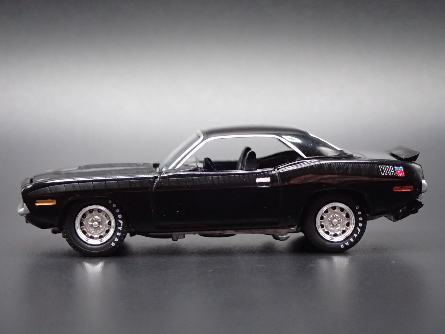 1970 70 PLYMOUTH AAR CUDA BLACK 1:64 SCALE COLLECTIBLE DIORAMA DIECAST MODEL CAR