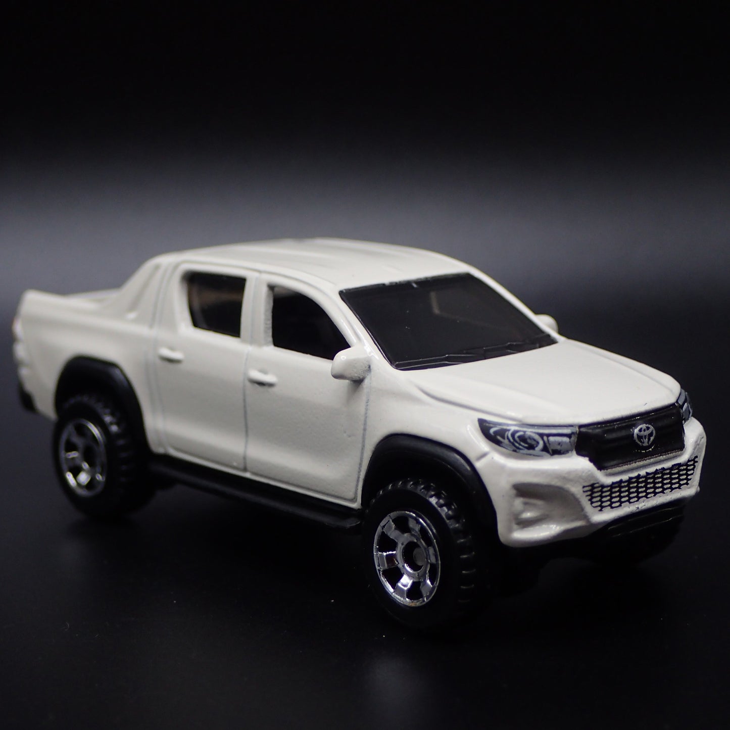 2015-2025 TOYOTA HILUX PICKUP TRUCK WHITE 1/64 SCALE DIORAMA DIECAST MODEL CAR