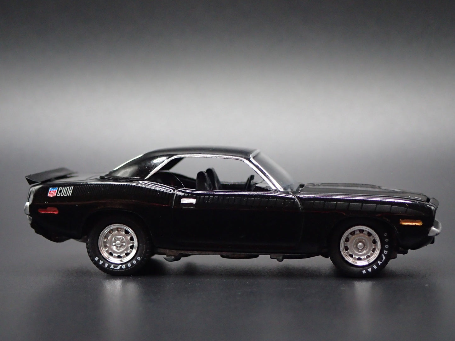 1970 70 PLYMOUTH AAR CUDA BLACK 1:64 SCALE COLLECTIBLE DIORAMA DIECAST MODEL CAR