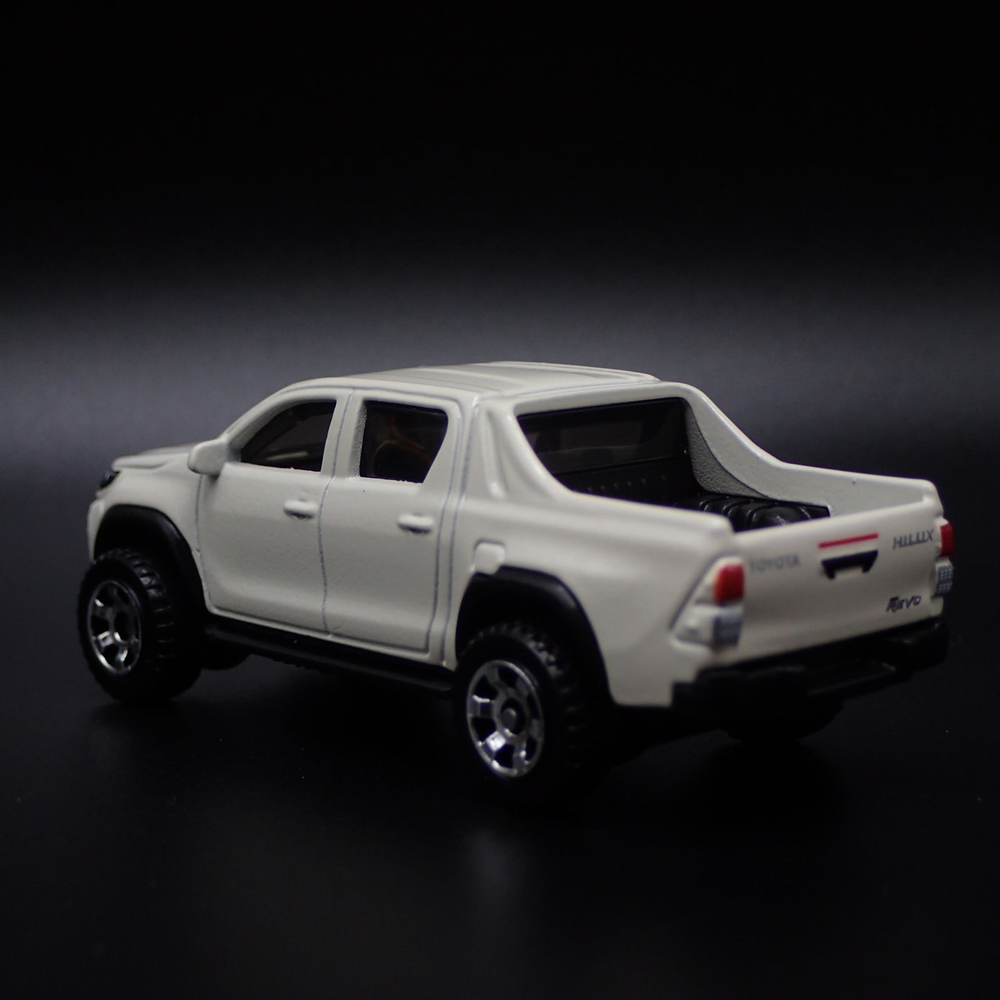 2015-2025 TOYOTA HILUX PICKUP TRUCK WHITE 1/64 SCALE DIORAMA DIECAST MODEL CAR