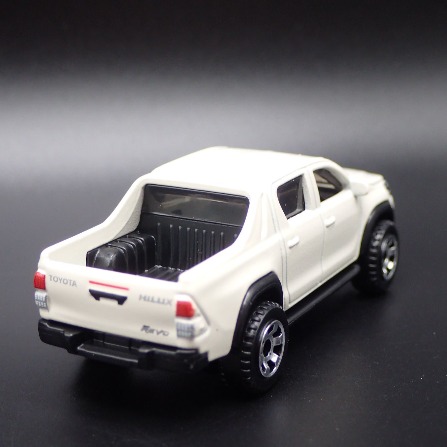 2015-2025 TOYOTA HILUX PICKUP TRUCK WHITE 1/64 SCALE DIORAMA DIECAST MODEL CAR