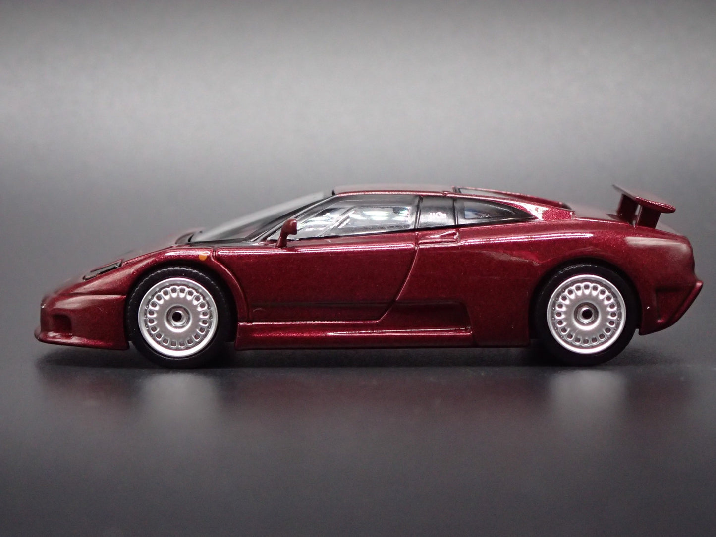 1991-1995 BUGATTI EB110 GT SUPER CAR PURPLE 1:64 SCALE DIORAMA DIECAST MODEL CAR