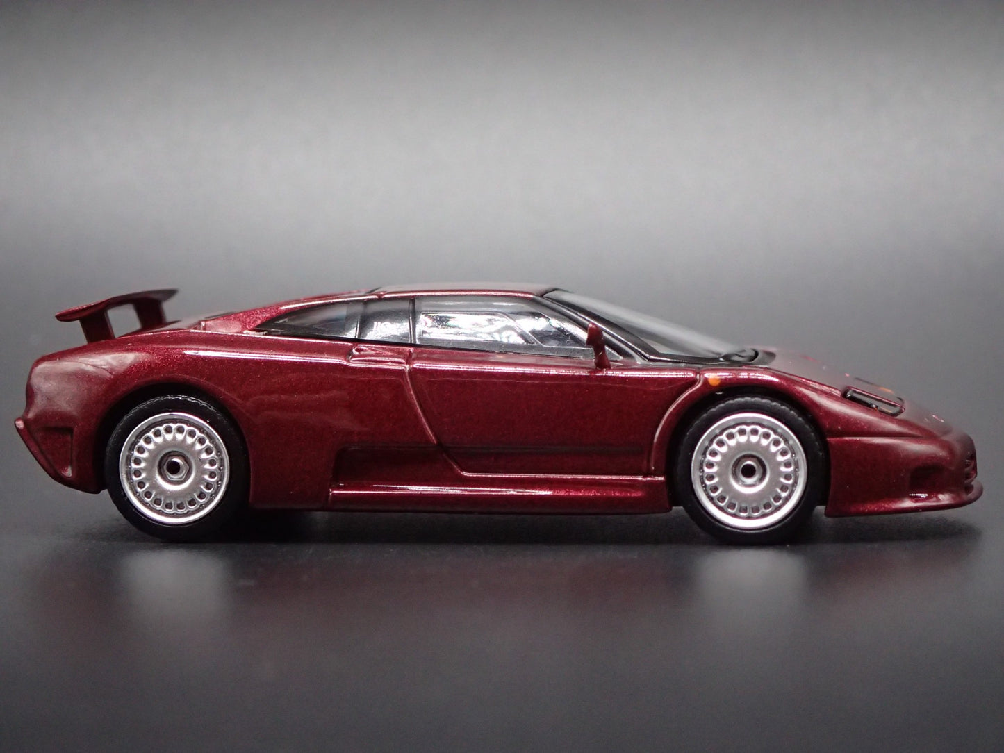 1991-1995 BUGATTI EB110 GT SUPER CAR PURPLE 1:64 SCALE DIORAMA DIECAST MODEL CAR