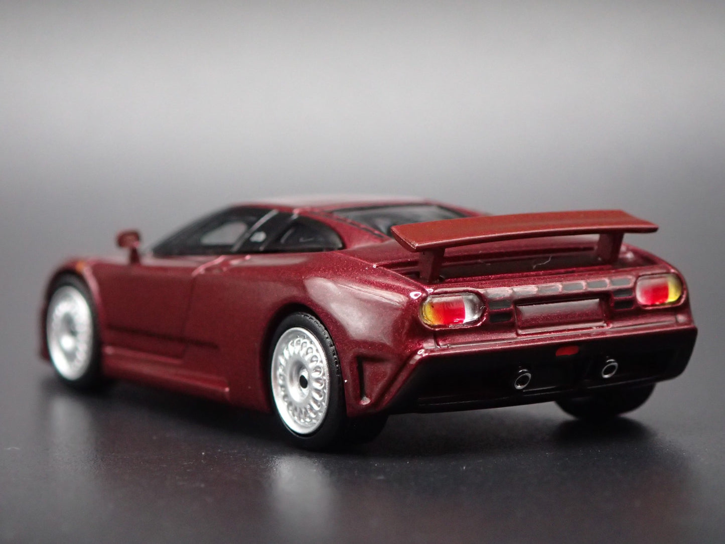 1991-1995 BUGATTI EB110 GT SUPER CAR PURPLE 1:64 SCALE DIORAMA DIECAST MODEL CAR