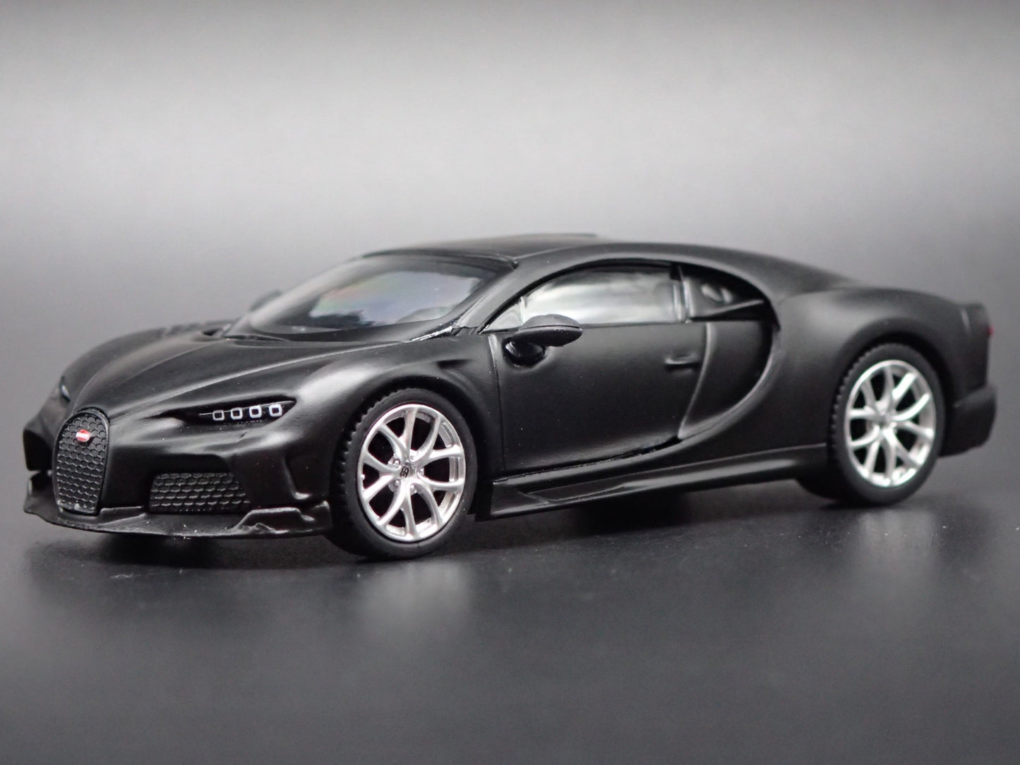 BUGATTI CHIRON SUPER SPORT 300+ 1:64 SCALE COLLECTIBLE DIORAMA DIECAST MODEL CAR