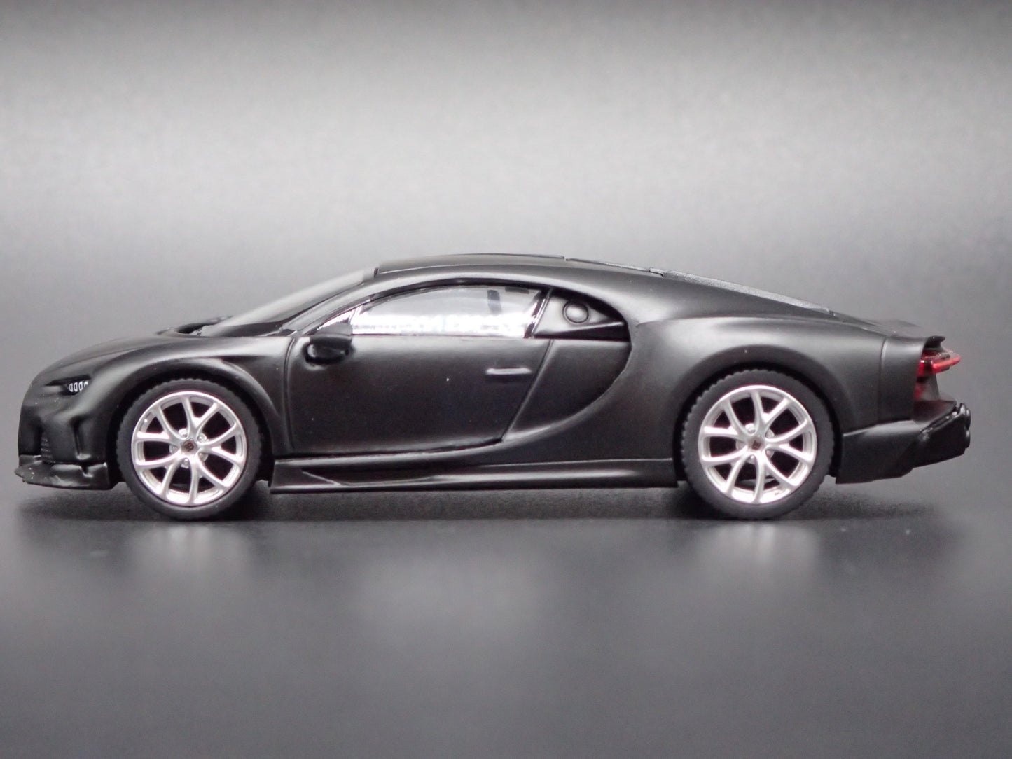 BUGATTI CHIRON SUPER SPORT 300+ 1:64 SCALE COLLECTIBLE DIORAMA DIECAST MODEL CAR