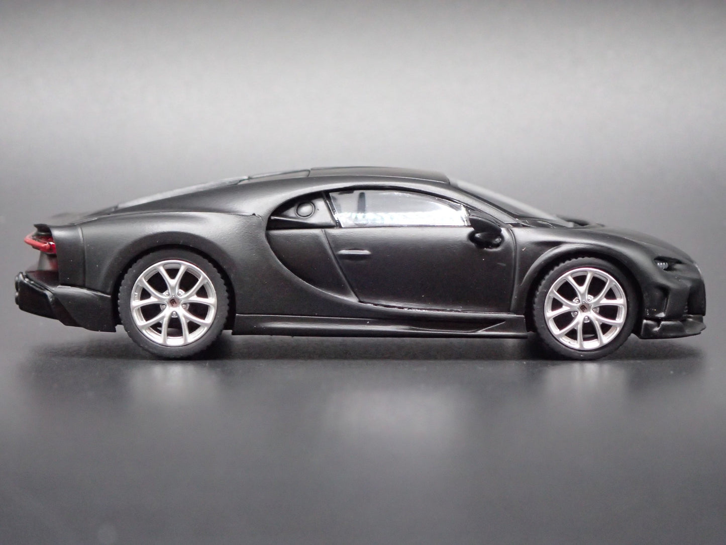BUGATTI CHIRON SUPER SPORT 300+ 1:64 SCALE COLLECTIBLE DIORAMA DIECAST MODEL CAR