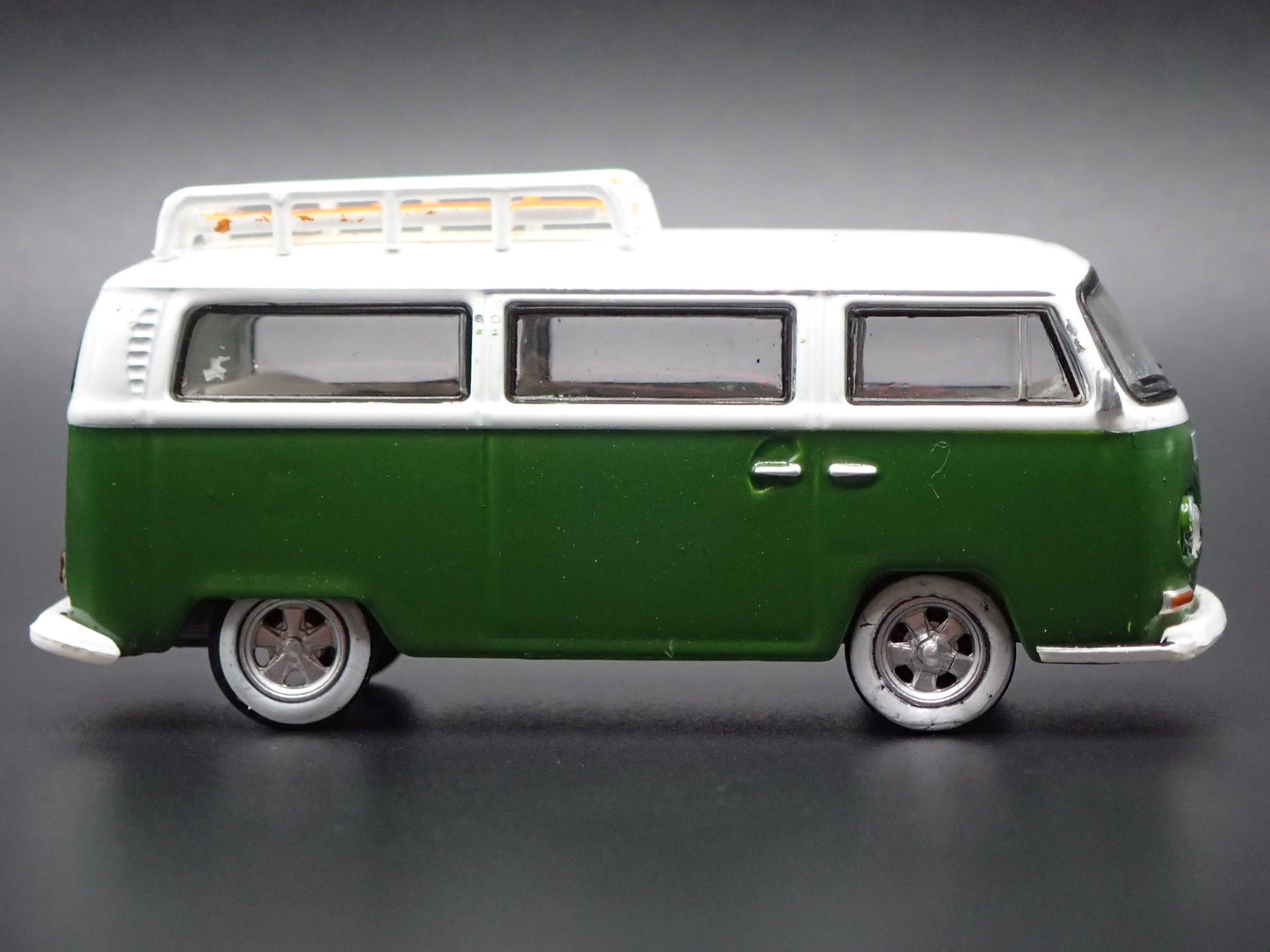 1967-1979 VW VOLKSWAGEN TYPE 2 T2 BUS GREEN 1/64 SCALE DIORAMA DIECAST MODEL CAR