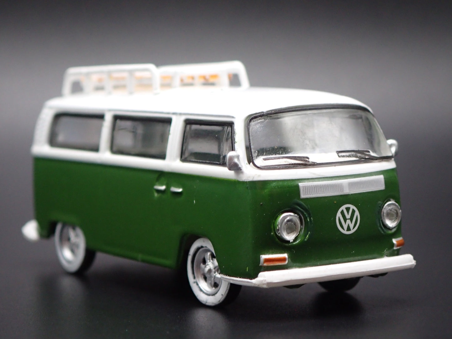 1967-1979 VW VOLKSWAGEN TYPE 2 T2 BUS GREEN 1/64 SCALE DIORAMA DIECAST MODEL CAR