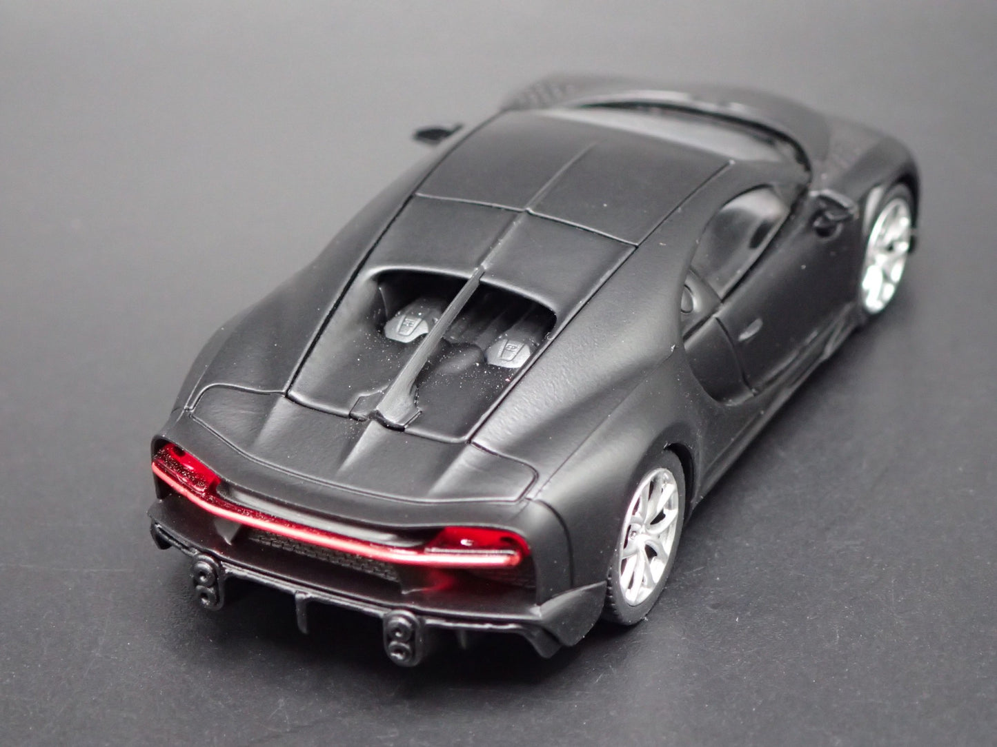 BUGATTI CHIRON SUPER SPORT 300+ 1:64 SCALE COLLECTIBLE DIORAMA DIECAST MODEL CAR