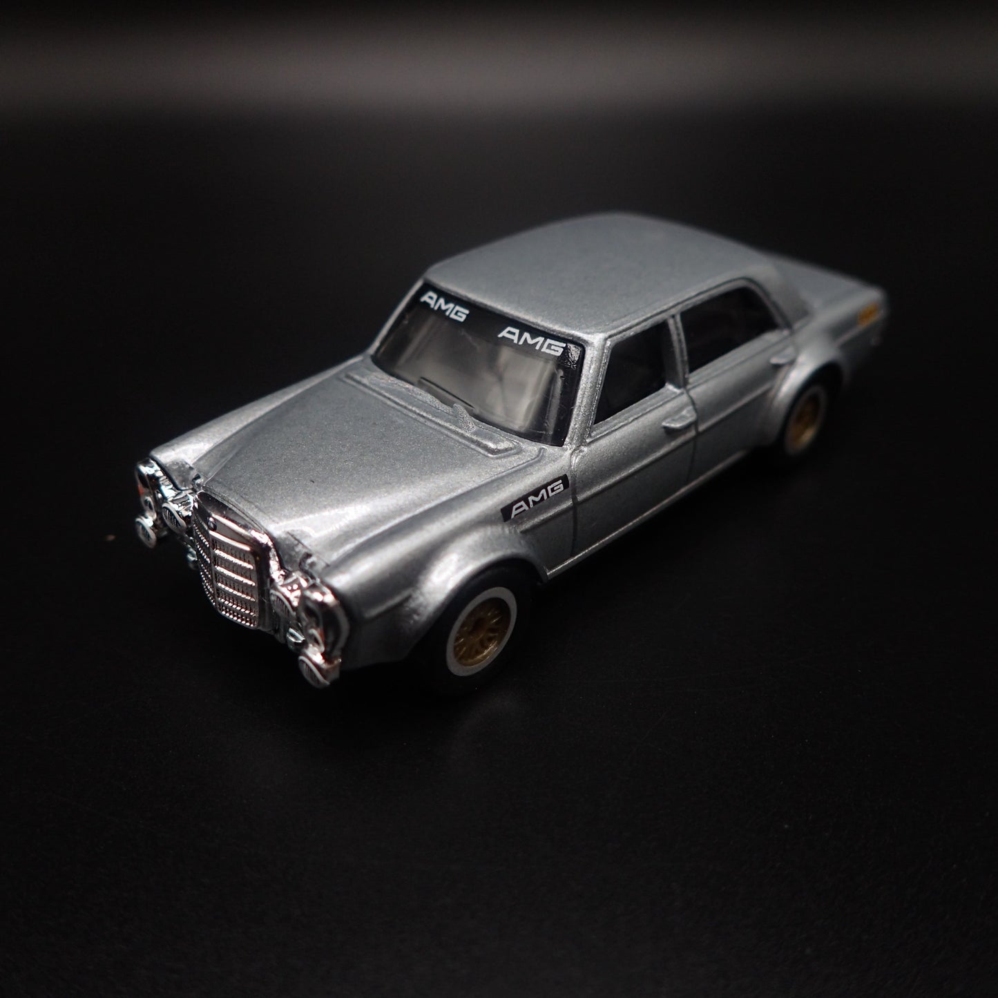 MERCEDES-BENZ 300 SEL 6.8 AMG 1:64 SCALE COLLECTIBLE DIORAMA DIECAST MODEL CAR