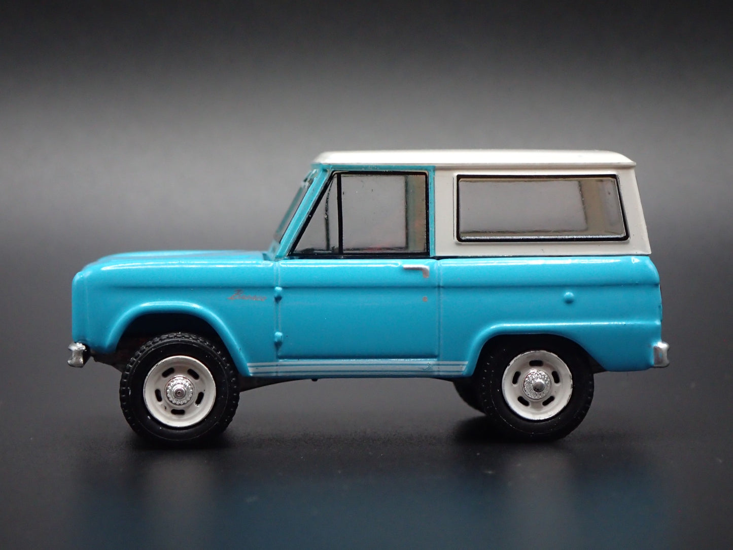 1966 66 FORD BRONCO SUV TEAL 1:64 SCALE COLLECTIBLE DIORAMA DIECAST MODEL CAR