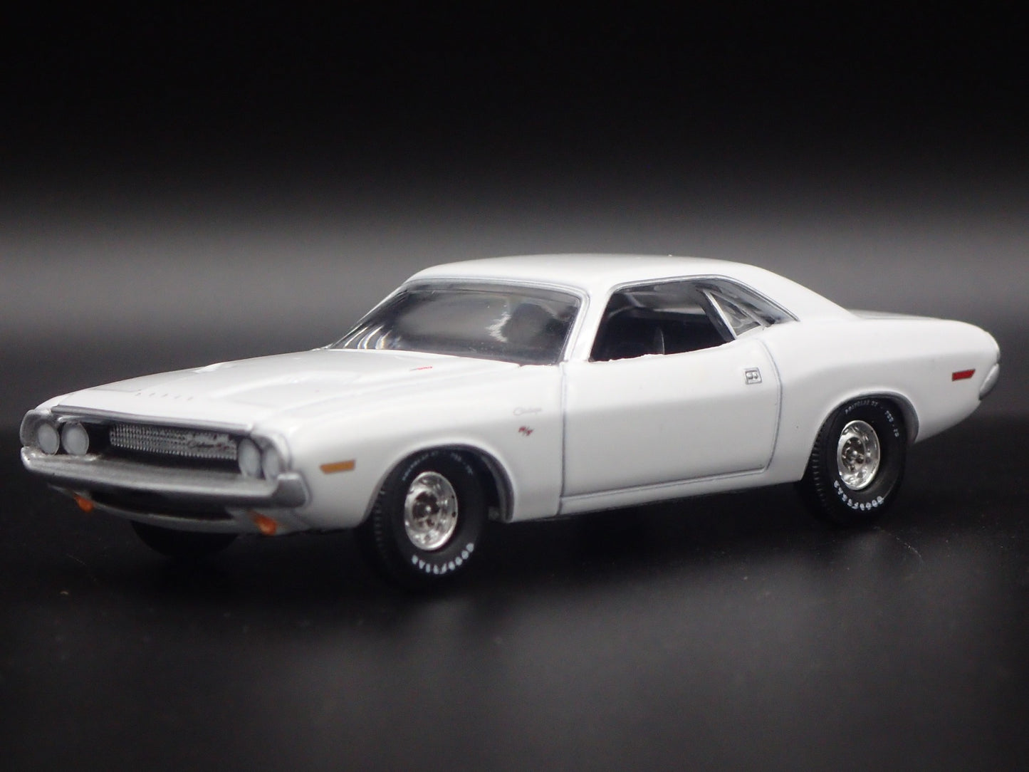 1970 70 DODGE CHALLENGER RT 1:64 SCALE COLLECTIBLE DIORAMA DIECAST MODEL CAR