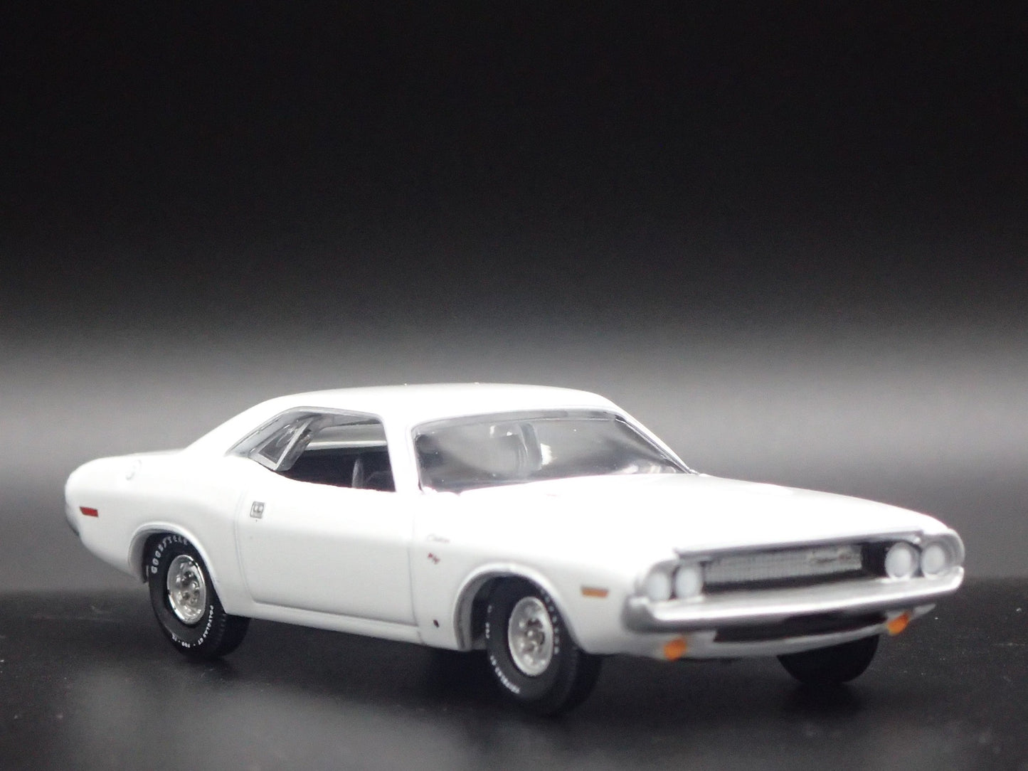 1970 70 DODGE CHALLENGER RT 1:64 SCALE COLLECTIBLE DIORAMA DIECAST MODEL CAR