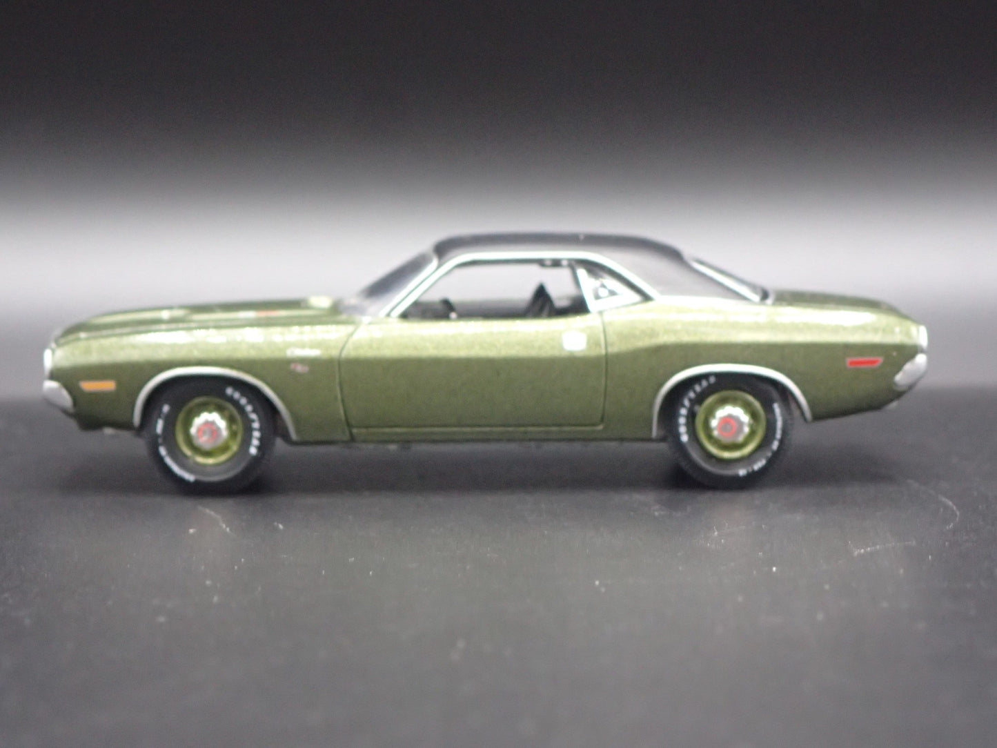 1970 70 DODGE CHALLENGER RT 1:64 SCALE COLLECTIBLE DIORAMA DIECAST MODEL CAR