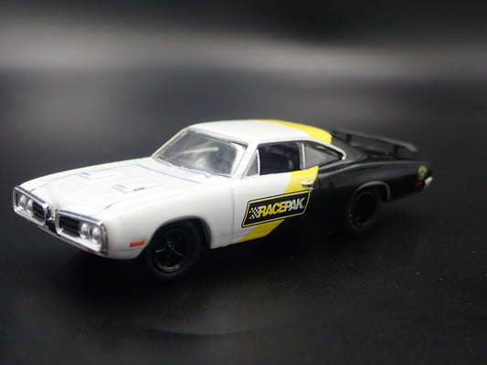 1970 70 DODGE SUPER BEE 383 RACEPAK WHITE 1:64 SCALE DIORAMA DIECAST MODEL CAR