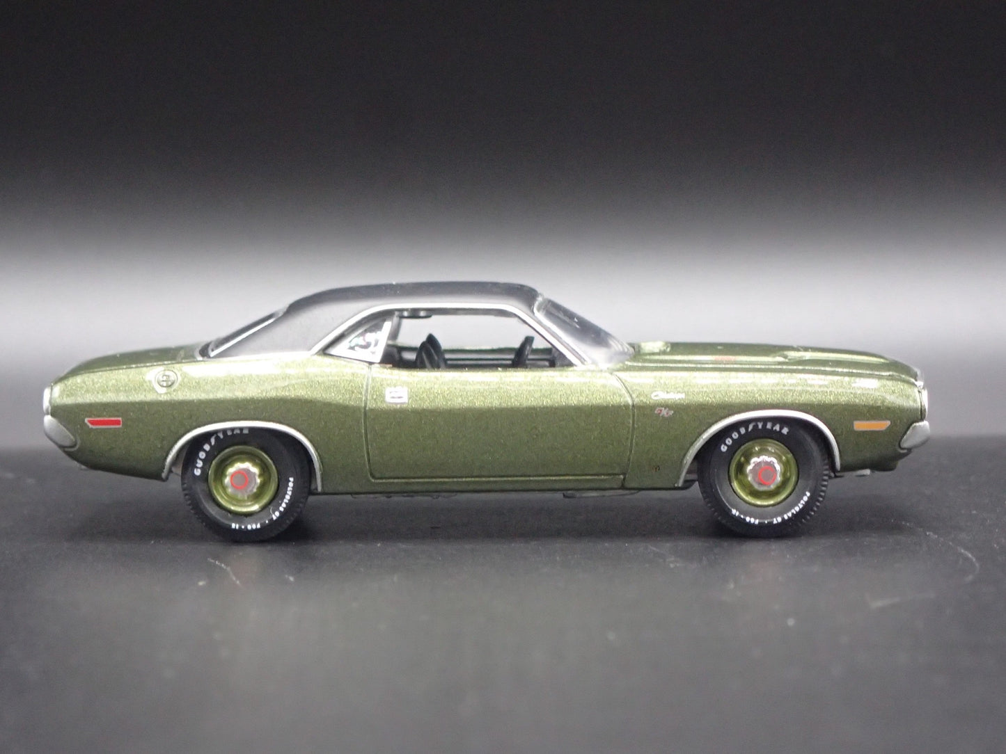 1970 70 DODGE CHALLENGER RT 1:64 SCALE COLLECTIBLE DIORAMA DIECAST MODEL CAR