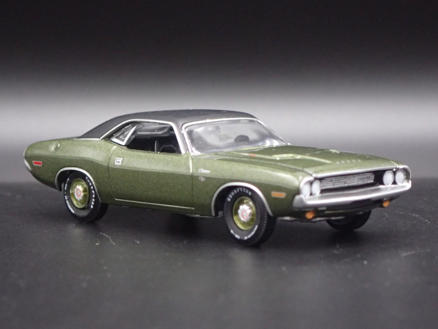1970 70 DODGE CHALLENGER RT 1:64 SCALE COLLECTIBLE DIORAMA DIECAST MODEL CAR