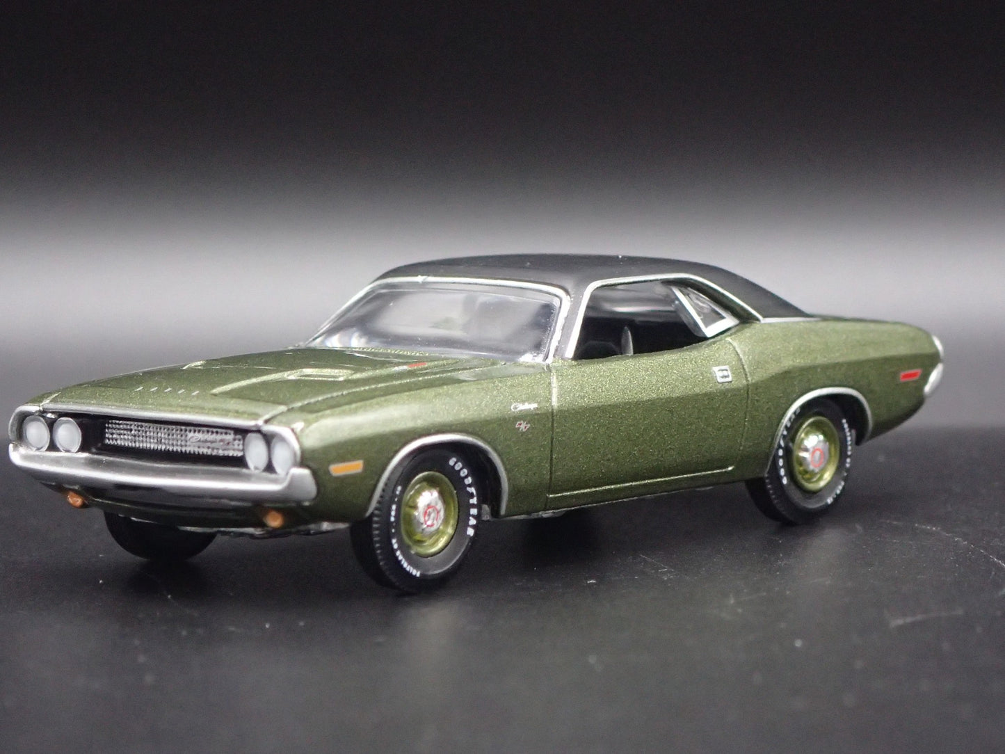 1970 70 DODGE CHALLENGER RT 1:64 SCALE COLLECTIBLE DIORAMA DIECAST MODEL CAR