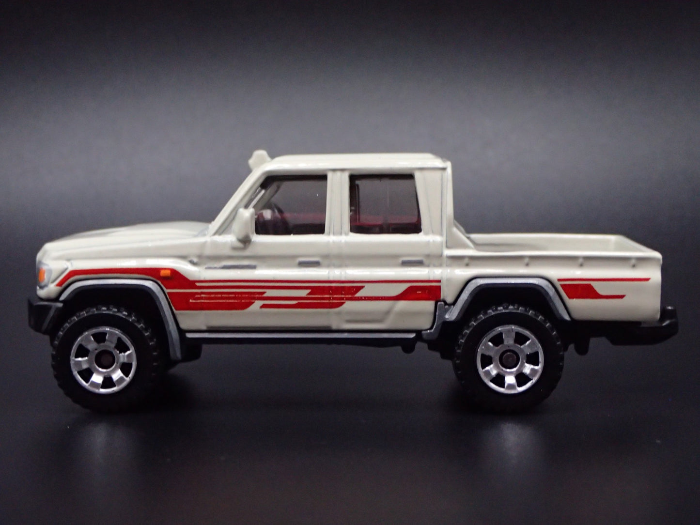 TOYOTA LAND CRUISER 78 SERIES DOUBLE CAB TRUCK 1/64 SCALE DIECAST MODEL CAR