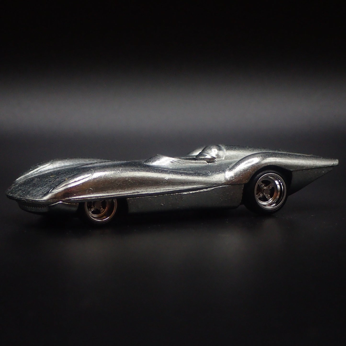 HOT WHEELS AERO SCULPT RACE CAR 1:64 SCALE COLLECTIBLE DIORAMA DIECAST MODEL CAR