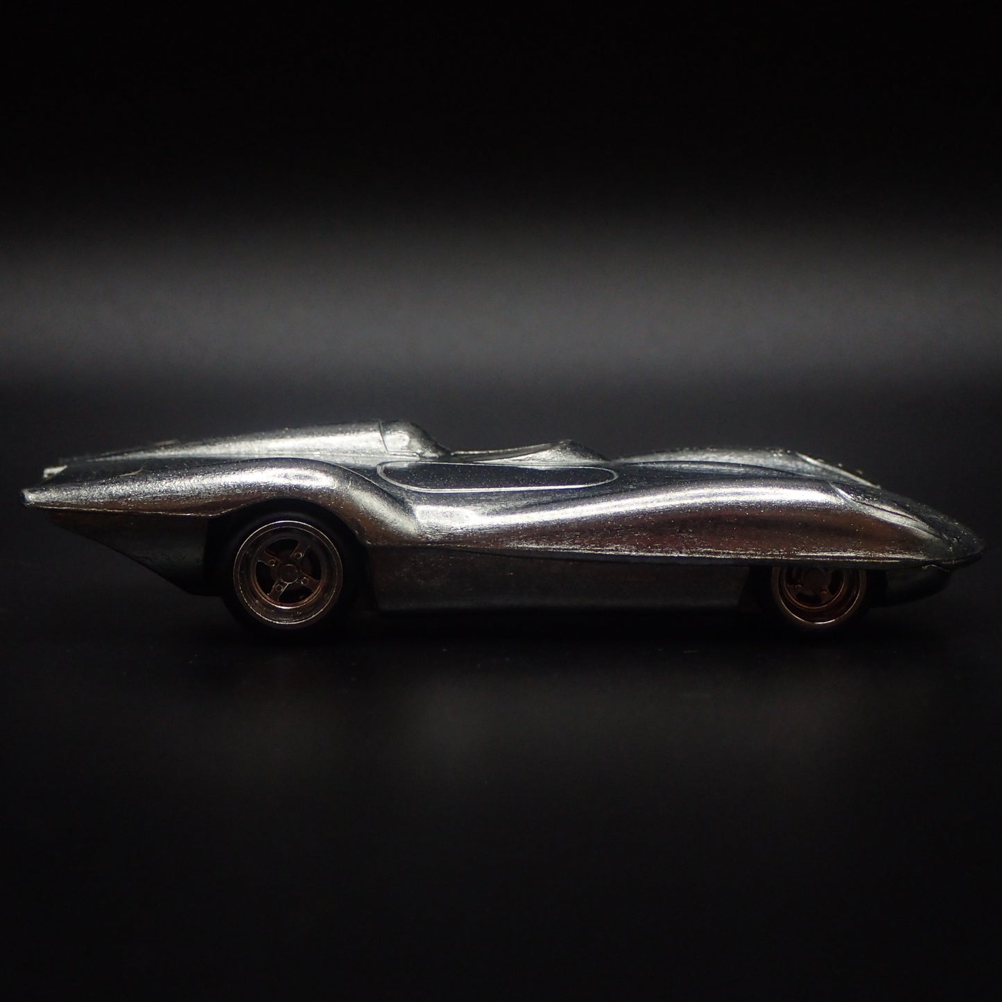 HOT WHEELS AERO SCULPT RACE CAR 1:64 SCALE COLLECTIBLE DIORAMA DIECAST MODEL CAR