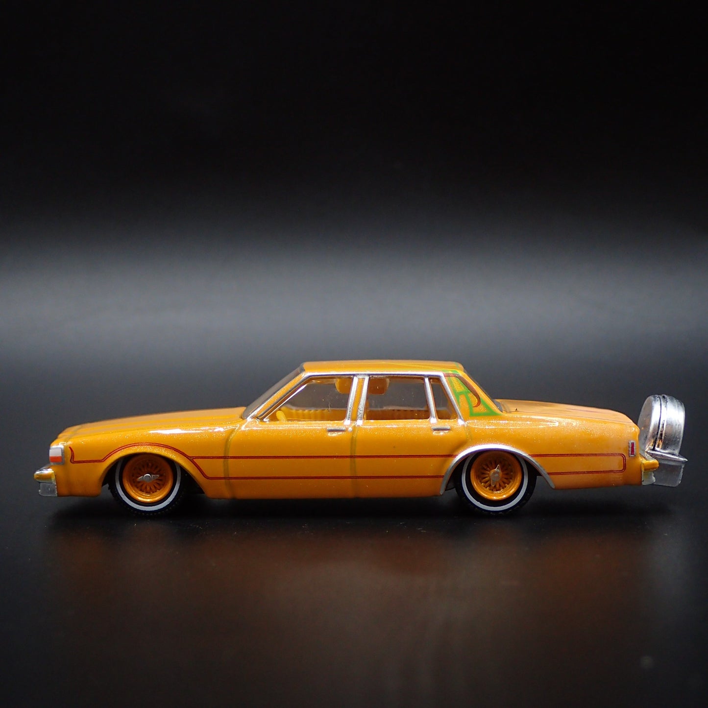 1990 90 CHEVY CHEVROLET CAPRICE CLASSIC LOWRIDER 1/64 SCALE DIECAST MODEL CAR