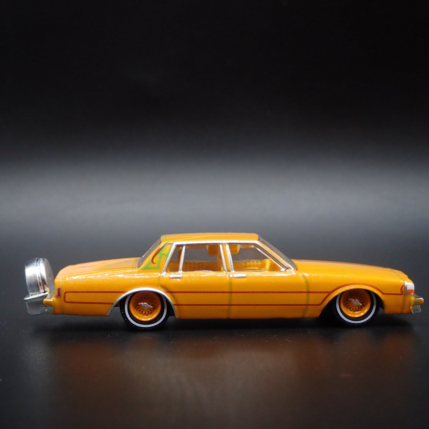 1990 90 CHEVY CHEVROLET CAPRICE CLASSIC LOWRIDER 1/64 SCALE DIECAST MODEL CAR