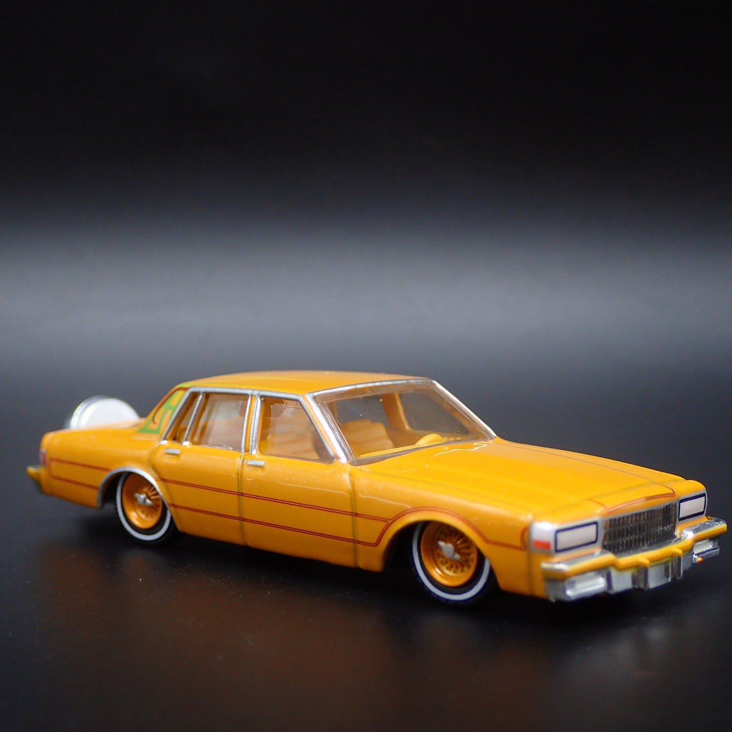 1990 90 CHEVY CHEVROLET CAPRICE CLASSIC LOWRIDER 1/64 SCALE DIECAST MODEL CAR