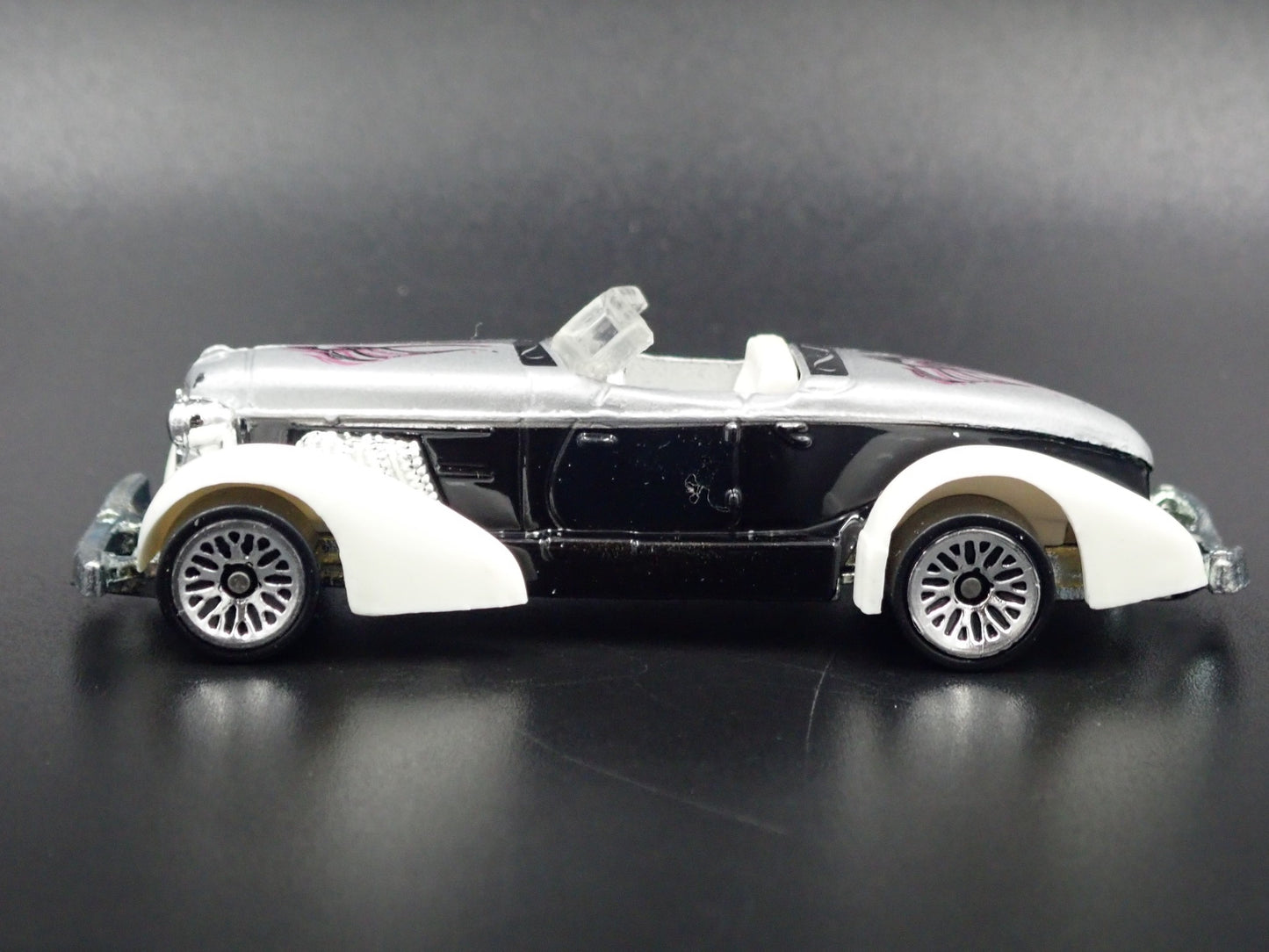 1936 36 AUBURN 852 BOAT TAIL 1:64 SCALE COLLECTIBLE DIORAMA DIECAST MODEL CAR