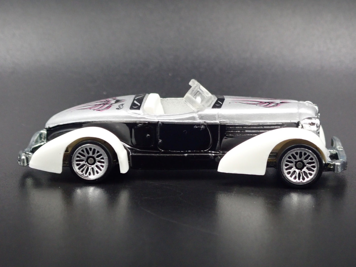 1936 36 AUBURN 852 BOAT TAIL 1:64 SCALE COLLECTIBLE DIORAMA DIECAST MODEL CAR