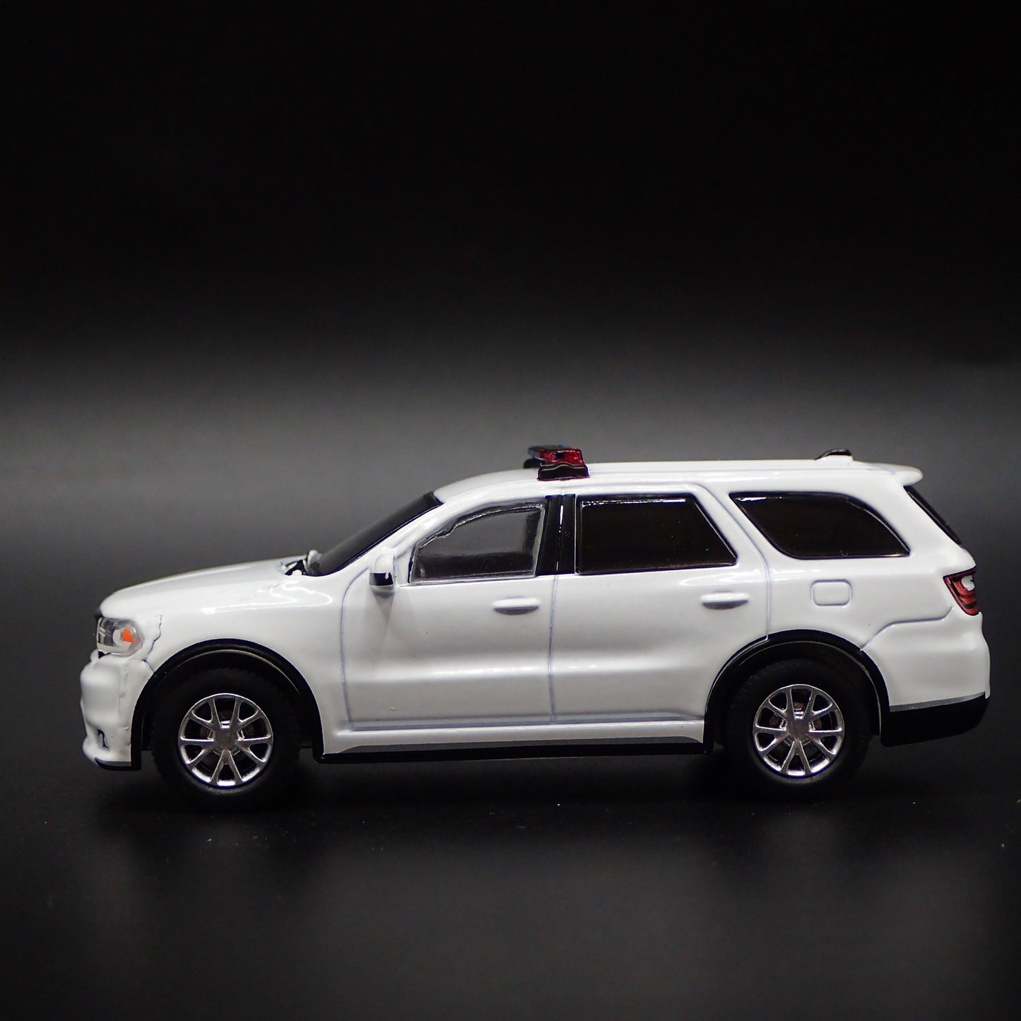 2018-2025 DODGE DURANGO POLICE FIRE PURSUIT 1:64 SCALE DIORAMA DIECAST MODEL CAR