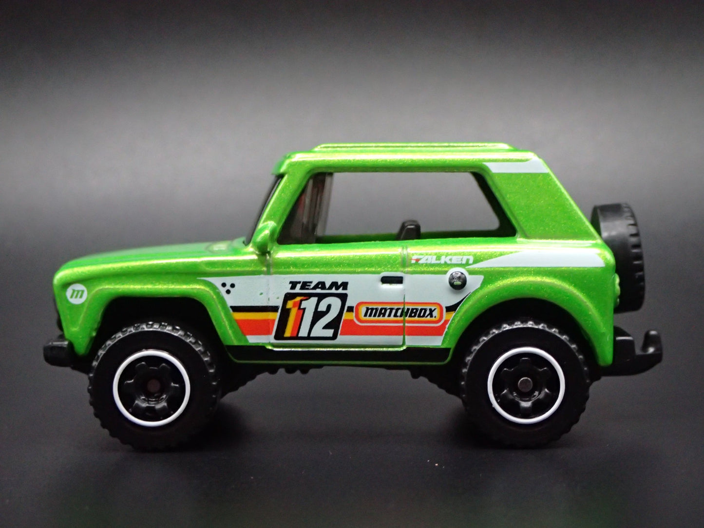 INTERNATIONAL SCOUT W HITCH 1:64 SCALE COLLECTIBLE DIORAMA DIECAST MODEL CAR