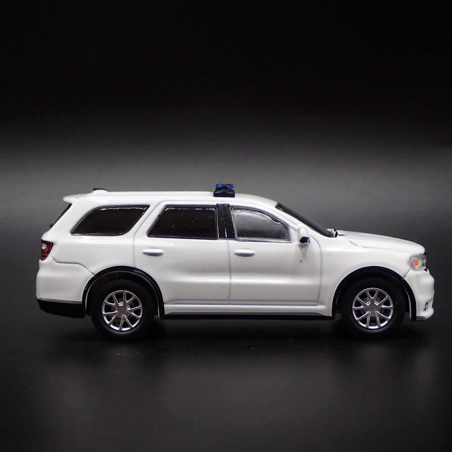 2018-2025 DODGE DURANGO POLICE FIRE PURSUIT 1:64 SCALE DIORAMA DIECAST MODEL CAR