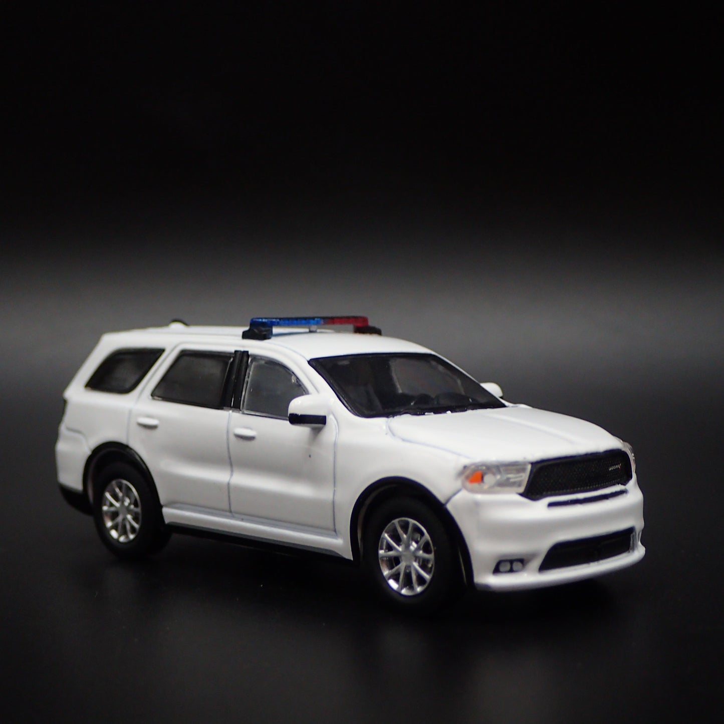 2018-2025 DODGE DURANGO POLICE FIRE PURSUIT 1:64 SCALE DIORAMA DIECAST MODEL CAR