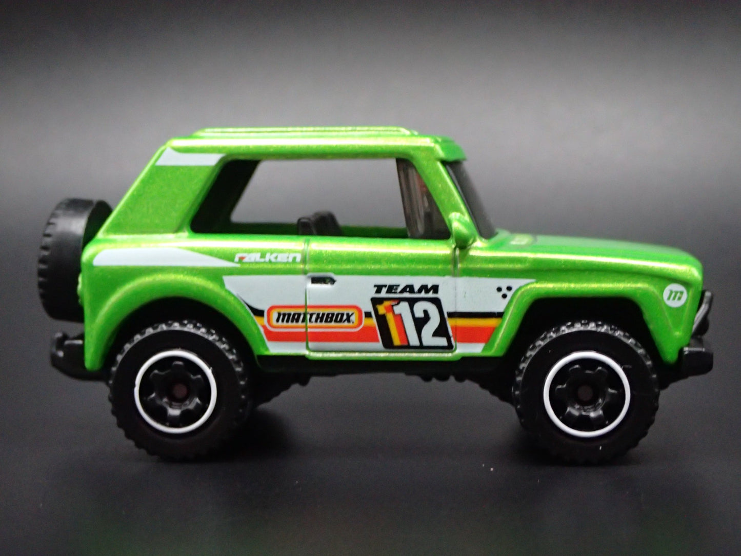 INTERNATIONAL SCOUT W HITCH 1:64 SCALE COLLECTIBLE DIORAMA DIECAST MODEL CAR